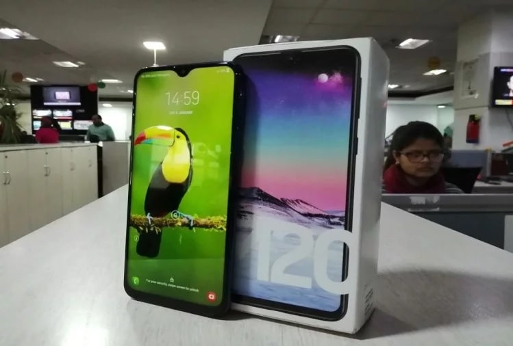 ગેલેક્સી એમ 20 વિશે વાત કરીએ તો તેમા 6.3-ઇંચ એલસીડી ઇન્ફિનિટી વી ડિસ્પ્લે છે. આ ફોન ઓક્ટા-કોર એક્ઝેનોઝ 7904 ચિપસેટ સાથે રજૂ કરવામાં આવ્યો છે.. ગેલેક્સી એમ 20 માં 5000 એમએએચની બેટરી છે. આ ફોનમાં ડ્યુઅલ રિયર કેમેરો છે. તેનો પાઇમરી કેમેરો 13 મેગાપિક્સલનો છે. એક 5-મેગાપિક્સલનો અલ્ટ્રા-વાઇડ-એન્ગલ સેન્સર છે. તેમાં 8 મેગાપિક્સલનો ફ્રન્ટ કેમેરો છે. ગેલેક્સી એમ 20 વિશે વાત કરીએ તો તેમા 6.3-ઇંચ એલસીડી ઇન્ફિનિટી વી ડિસ્પ્લે છે. આ ફોન ઓક્ટા-કોર એક્ઝેનોઝ 7904 ચિપસેટ સાથે રજૂ કરવામાં આવ્યો છે.. ગેલેક્સી એમ 20 માં 5000 એમએએચની બેટરી છે. આ ફોનમાં ડ્યુઅલ રિયર કેમેરો છે. તેનો પાઇમરી કેમેરો 13 મેગાપિક્સલનો છે. એક 5-મેગાપિક્સલનો અલ્ટ્રા-વાઇડ-એન્ગલ સેન્સર છે. તેમાં 8 મેગાપિક્સલનો ફ્રન્ટ કેમેરો છે.