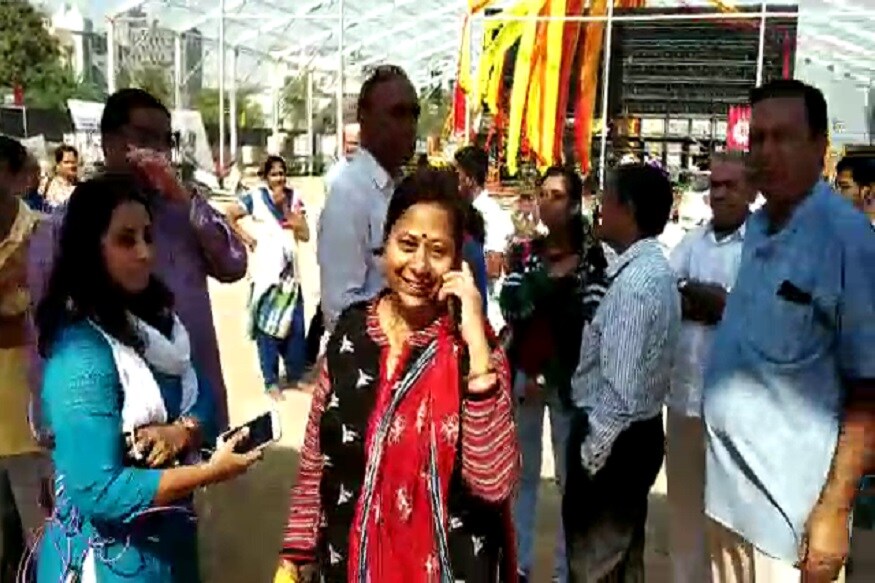 આ ફેસ્ટિવલમાં શોપિંગ કરવા આવેલા બહેને અમારી ટીમ સાથે વાત કરતાં જણાવ્યું કે, 'હું ગાંધીનગર રહું છું અને આ ફેસ્ટિવલ જોવા નોકરીમાં રજા મુકીને ખાસ આવી હતી પરંતુ છેલ્લા એક કલાક સુધી હું બહાર ઉભી છું. દરવાજા બંધ જ છે અને બહાર ઘણો જ તાપ છે. હું હેરાન થઇ ગઇ છું.' આ ફેસ્ટિવલમાં શોપિંગ કરવા આવેલા બહેને અમારી ટીમ સાથે વાત કરતાં જણાવ્યું કે, 'હું ગાંધીનગર રહું છું અને આ ફેસ્ટિવલ જોવા નોકરીમાં રજા મુકીને ખાસ આવી હતી પરંતુ છેલ્લા એક કલાક સુધી હું બહાર ઉભી છું. દરવાજા બંધ જ છે અને બહાર ઘણો જ તાપ છે. હું હેરાન થઇ ગઇ છું.'