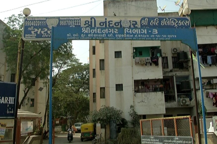 વેજલપુર માં આવેલ શ્રી નંદ નગર માં મકાન ખાલી કરવા ગયેલા માલિક પરિવારને ભાડુઆત પરિવાર દ્વારા માર મારવાની ઘટના સામે આવી છે. મંગળવાર રાતે મકાન માલિક અને તેમનો પરિવાર ભાડૂઆત પાસે મકાન ખાલી કરાવા ગયા હતા. પરંતુ ભાડૂઆત મકાન ખાલી ન કરતાં ઝપાઝપીના દ્રશ્યો સર્જાયા હતા. વેજલપુર માં આવેલ શ્રી નંદ નગર માં મકાન ખાલી કરવા ગયેલા માલિક પરિવારને ભાડુઆત પરિવાર દ્વારા માર મારવાની ઘટના સામે આવી છે. મંગળવાર રાતે મકાન માલિક અને તેમનો પરિવાર ભાડૂઆત પાસે મકાન ખાલી કરાવા ગયા હતા. પરંતુ ભાડૂઆત મકાન ખાલી ન કરતાં ઝપાઝપીના દ્રશ્યો સર્જાયા હતા.