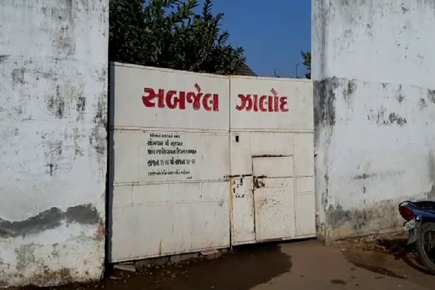 તેને આજે સવારે સારવાર અર્થે ઝાલોદ સિવિલ હોસ્પિટલ લઇ ગયા હતા. જોકે, નાગેશ પોલીસને ચકમો આપીને ફરાર થઇ ગયો હતો. તેને આજે સવારે સારવાર અર્થે ઝાલોદ સિવિલ હોસ્પિટલ લઇ ગયા હતા. જોકે, નાગેશ પોલીસને ચકમો આપીને ફરાર થઇ ગયો હતો.