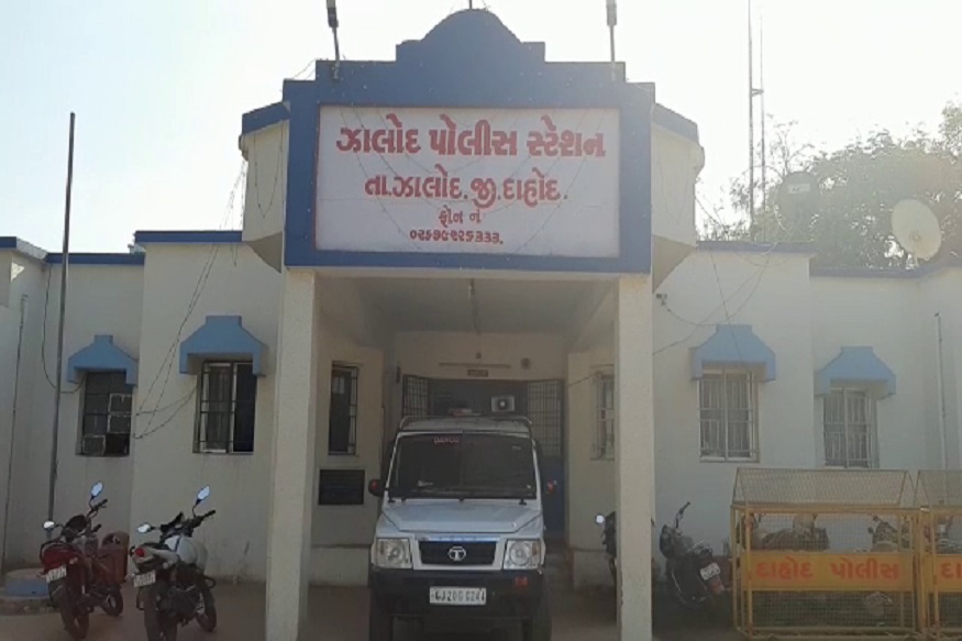 ઝાલોદ સબજેલનો કાચા કામનો કેદી આજે શુક્રવારે વહેલી સવારે પોલીસ જાપતામાંથી ફરાર થઇ ગયો હતો. નાગા ઉર્ફે નાગેશ નિનામા નામનો આરોજી ત્રણ મહિનાથી ઝાલોદ સબજેલમાં સજા ભોગવી રહ્યો હતો. આજે સવારે આરોપીને સારવાર માટે ઝાલોદ સિવિલ હોસ્પિટલ લઇ જવાતો હતો ત્યારે પોલીસને ચકમો આપીને ફરાર થયો હતો. ઉલ્લેખનીય છે કે, ત્રણ વર્ષ પૂર્વે પણ ઝાલોદ સબજેલમાંથી 11 કેદીઓ ફરાર થયા હતા. આમ પોલીસ સુરક્ષા સામે અનેક સવારો ઊભા થાય છે. (સાબ્બીર ભાભોર, દાહોદ)