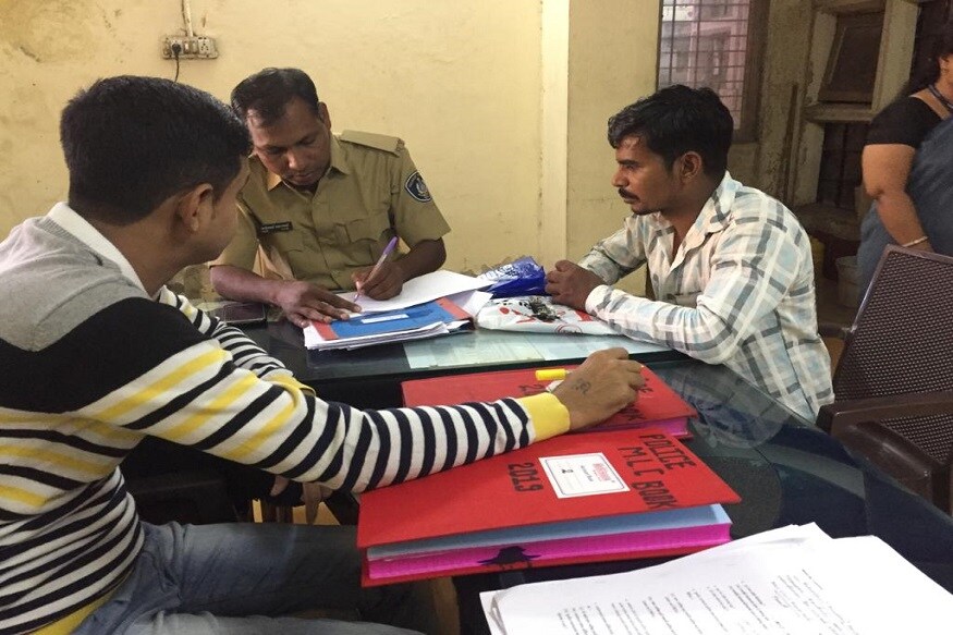 જેઠ પાસે રડતી બાળકીને જોઇને અજામઈ મહિલાએ શાંત પાડી આપવા માટે કહ્યું હતું. જેથી પ્રસૂતાના જેઠે બાળકીને અજાણી મહિલાને સોંપી હતી. જેઠ પાસે રડતી બાળકીને જોઇને અજામઈ મહિલાએ શાંત પાડી આપવા માટે કહ્યું હતું. જેથી પ્રસૂતાના જેઠે બાળકીને અજાણી મહિલાને સોંપી હતી.