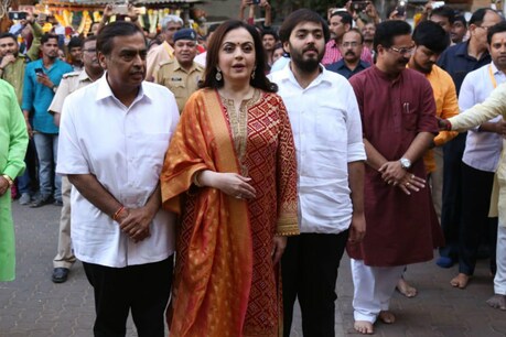 અંબાણી પરિવારમાં લગ્નનો માહોલ, આકાશના લગ્નનું પહેલું આમંત્રણ સિદ્ધિવિનાયકને અપાયું અંબાણી પરિવારમાં લગ્નનો માહોલ, આકાશના લગ્નનું પહેલું આમંત્રણ સિદ્ધિવિનાયકને અપાયું
