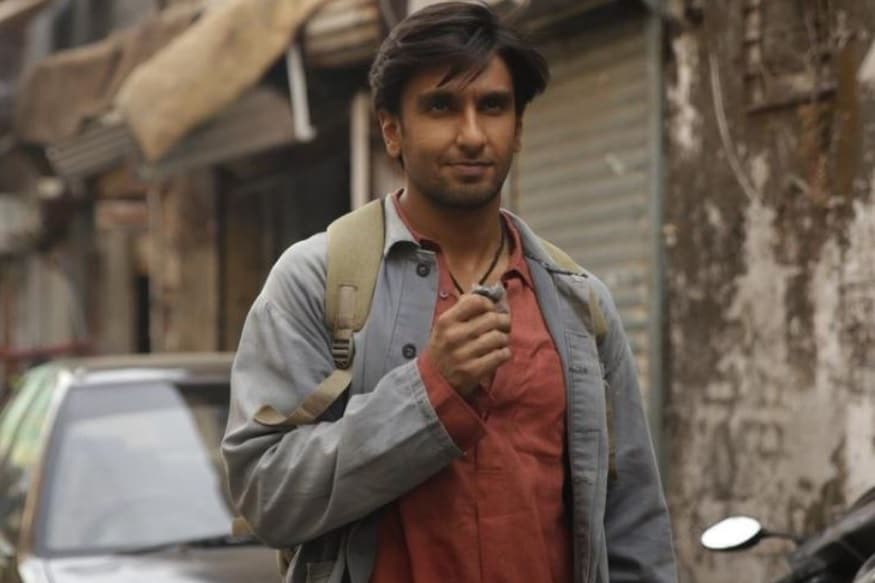 Gully Boy દર્શકોને ઘણી પસંદ આવી રહી છે. પરફોર્મન્સ ની વાત કરીએ તો તમામ કલાકાર એકબીજા પર ભારે પડે છે. પછી તે રણવીર સિંહ હો, વિજય રાજ હોય, આલિયા ભટ્ટ કે પછી સિદ્ધાર્થ ચતુર્વેદી હોય. Gully Boy દર્શકોને ઘણી પસંદ આવી રહી છે. પરફોર્મન્સ ની વાત કરીએ તો તમામ કલાકાર એકબીજા પર ભારે પડે છે. પછી તે રણવીર સિંહ હો, વિજય રાજ હોય, આલિયા ભટ્ટ કે પછી સિદ્ધાર્થ ચતુર્વેદી હોય.