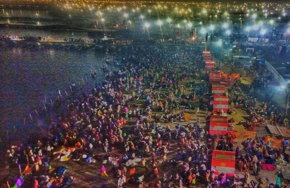 જ્યારે અયોધ્યામાં ગાઢ ધુમ્મસ વચ્ચે શ્રદ્ધાળુઓએ મૌની અમાસના દિવસે સરયૂ નદીમાં ડૂબકી લગાવી હતી. શ્રદ્ધાળુઓએ સરયૂ નદીમાં ડૂબકી લગાવ્યા બાદ પૂજા-પાઠ અને દાન પુણ્ય કર્યું હતું. જ્યારે અયોધ્યામાં ગાઢ ધુમ્મસ વચ્ચે શ્રદ્ધાળુઓએ મૌની અમાસના દિવસે સરયૂ નદીમાં ડૂબકી લગાવી હતી. શ્રદ્ધાળુઓએ સરયૂ નદીમાં ડૂબકી લગાવ્યા બાદ પૂજા-પાઠ અને દાન પુણ્ય કર્યું હતું.