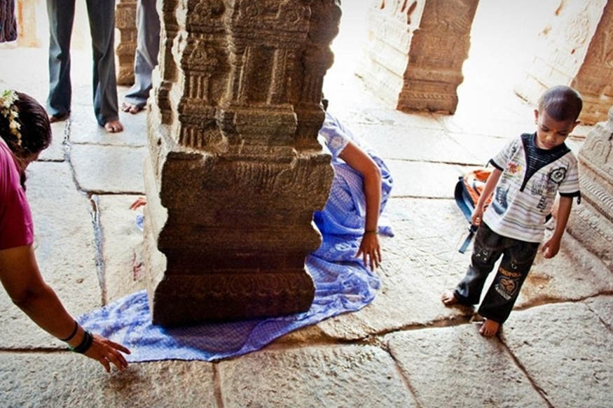 મળતી માહિતી મુજબ, વર્ષો પહેલા અહીં એક થાંભલો જમીન પર ટકેલો હતો પરંતુ એક બ્રિટિશ એન્જિનિયરે તેનું રહસ્ય જાણવા માંગ્યું અને તે પ્રયાસમાં આ એકમાત્ર થાંભલાનો પણ જમીન સાથે સંપર્ક તૂટી ગયો. મળતી માહિતી મુજબ, વર્ષો પહેલા અહીં એક થાંભલો જમીન પર ટકેલો હતો પરંતુ એક બ્રિટિશ એન્જિનિયરે તેનું રહસ્ય જાણવા માંગ્યું અને તે પ્રયાસમાં આ એકમાત્ર થાંભલાનો પણ જમીન સાથે સંપર્ક તૂટી ગયો.