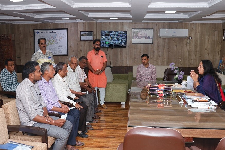 ભુજ:કચ્છના ગાંધીધામ-સામખીયાળી નેશનલ હાઇવે નં. ૮ ચિરઇ ગામ પાસે ગત તારીખ ૩૦ ડિસેમ્બર, ૨૦૧૮ના ઇનોવા કાર, ટ્રેઇલર અને ડમ્પર વચ્ચેના અકસ્માતમાં ભુજના કોટીયા ધોબી પરિવારના કુલ ૧૧ મૃતકોના વારસદારોને દેશના વડાપ્રધાન નરેન્દ્ર મોદી દ્વારા પ્રધાનમંત્રી રાહત ફંડમાંથી પ્રત્યેક મૃતકદીઠ (તેમના પરિવાર માટે) રૂ. ૨,૦૦,૦૦૦/- તેમજ ગંભીર રીતે ઘાયલ થયેલ એક વ્યકિત રૂ. ૫૦,૦૦૦/- મળી કુલ રૂ. ૨૨,૫૦,૦૦૦/- સહાયની રકમ પૂરી પાડવામાં આવી છે. ભુજ:કચ્છના ગાંધીધામ-સામખીયાળી નેશનલ હાઇવે નં. ૮ ચિરઇ ગામ પાસે ગત તારીખ ૩૦ ડિસેમ્બર, ૨૦૧૮ના ઇનોવા કાર, ટ્રેઇલર અને ડમ્પર વચ્ચેના અકસ્માતમાં ભુજના કોટીયા ધોબી પરિવારના કુલ ૧૧ મૃતકોના વારસદારોને દેશના વડાપ્રધાન નરેન્દ્ર મોદી દ્વારા પ્રધાનમંત્રી રાહત ફંડમાંથી પ્રત્યેક મૃતકદીઠ (તેમના પરિવાર માટે) રૂ. ૨,૦૦,૦૦૦/- તેમજ ગંભીર રીતે ઘાયલ થયેલ એક વ્યકિત રૂ. ૫૦,૦૦૦/- મળી કુલ રૂ. ૨૨,૫૦,૦૦૦/- સહાયની રકમ પૂરી પાડવામાં આવી છે.