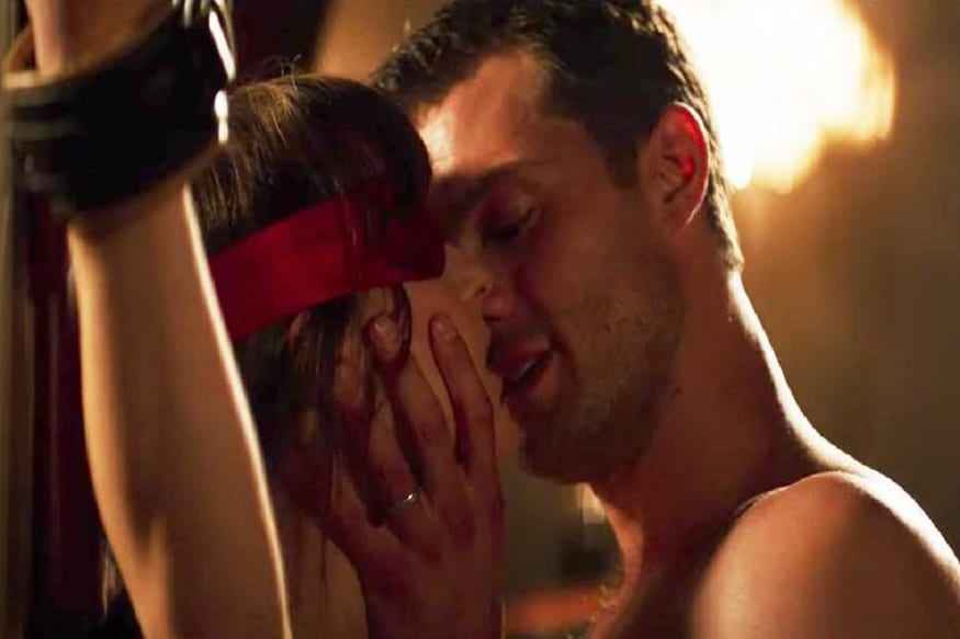 શું છે Revenge Porn?<br />જો કોઇ વ્યક્તિની સહમતિ પૂછ્યા વિના જ તેની અંતરંગ ફોટો કે વીડિયો ઓનલાઇન પોસ્ટ કરવામાં આવે કે પછી તેને વાયરલ કરવામાં આવે તો તેને રિવેન્જ પોર્ન કહેવાય છે. રિપોર્ટ મુજબ તેવી એક્ટિવિટી મોટે ભાગે એક્સ પાર્ટનર દ્વારા કરવામાં આવે છે. અને તેનો મૂળ હેતું જે તે વ્યક્તિને બદનામ કે બ્લેકમેલ કરવાનો હોય છે. શું છે Revenge Porn?<br />જો કોઇ વ્યક્તિની સહમતિ પૂછ્યા વિના જ તેની અંતરંગ ફોટો કે વીડિયો ઓનલાઇન પોસ્ટ કરવામાં આવે કે પછી તેને વાયરલ કરવામાં આવે તો તેને રિવેન્જ પોર્ન કહેવાય છે. રિપોર્ટ મુજબ તેવી એક્ટિવિટી મોટે ભાગે એક્સ પાર્ટનર દ્વારા કરવામાં આવે છે. અને તેનો મૂળ હેતું જે તે વ્યક્તિને બદનામ કે બ્લેકમેલ કરવાનો હોય છે.