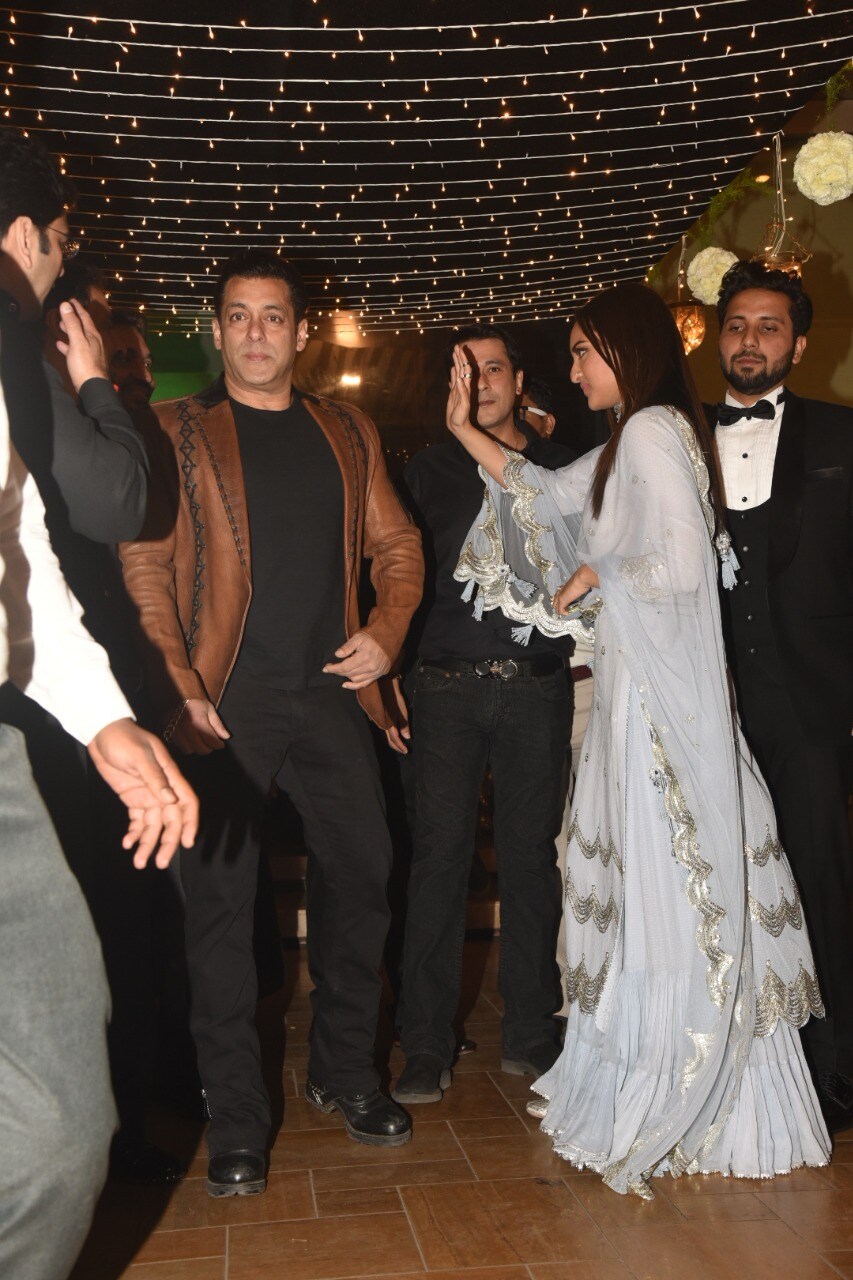 Salman Khan At Sonakshi Sinha Managern Wedding Reception News18 Gujarati