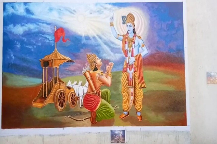 સામાન્ય રીતે જેલાના કેદીનું નામ આવે ત્યારે આપણા માનસપટ ઉપર ખુંખાર હત્યારા, દુષ્કર્મી કે ચોરના દ્રશ્યો ફરતા થઇ જાય છે. પરંતુ કેદીઓની અંદર પણ કુમળો કલાકાર વસેલો હોય છે. આ વાત સુરતના લાજપોર જેલનાં બે કેદીઓએ પુરવાર કરી છે. અત્યારે આ બે કેદીઓ સાથી કેદીઓમાં ચર્ચાનો વિષય બન્યા છે. વાત જાણે એમ છે કે આ બંને કેદીઓએ અદભૂત પેઇન્ટિંગ બનાવ્યા છે. જેના થકી બીજા કેદીઓના પણ તેમણે દિલ જીતી લીધા છે. (કિર્તેષ પટેલ, સુરત) સામાન્ય રીતે જેલાના કેદીનું નામ આવે ત્યારે આપણા માનસપટ ઉપર ખુંખાર હત્યારા, દુષ્કર્મી કે ચોરના દ્રશ્યો ફરતા થઇ જાય છે. પરંતુ કેદીઓની અંદર પણ કુમળો કલાકાર વસેલો હોય છે. આ વાત સુરતના લાજપોર જેલનાં બે કેદીઓએ પુરવાર કરી છે. અત્યારે આ બે કેદીઓ સાથી કેદીઓમાં ચર્ચાનો વિષય બન્યા છે. વાત જાણે એમ છે કે આ બંને કેદીઓએ અદભૂત પેઇન્ટિંગ બનાવ્યા છે. જેના થકી બીજા કેદીઓના પણ તેમણે દિલ જીતી લીધા છે. (કિર્તેષ પટેલ, સુરત)