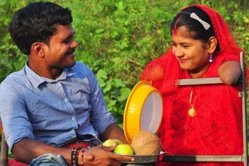 આ પ્રેમ કહાણી છે વિનોદ અને લક્ષ્મીની, જે પંજાબના મોહાલી જિલ્લાના રહેવાસી છે. મંદિરમાં મળ્યા, દોઢ વર્ષ મુલાકાતો ચાલી અને પછી બંનેએ એક થવાનો નિર્ણય લીધો. પરિવારોએ પણ તેમના નિર્ણયનું સન્માન કર્યું અને લગ્ન માટે મંજૂરી આપી દીધી. આ પ્રેમ કહાણી છે વિનોદ અને લક્ષ્મીની, જે પંજાબના મોહાલી જિલ્લાના રહેવાસી છે. મંદિરમાં મળ્યા, દોઢ વર્ષ મુલાકાતો ચાલી અને પછી બંનેએ એક થવાનો નિર્ણય લીધો. પરિવારોએ પણ તેમના નિર્ણયનું સન્માન કર્યું અને લગ્ન માટે મંજૂરી આપી દીધી.