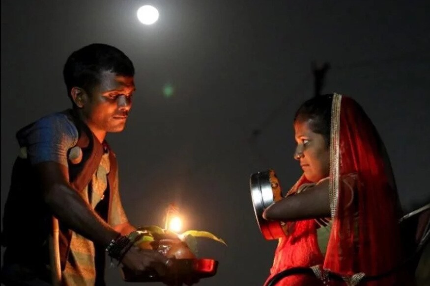 ફેબ્રુઆરી 2018માં બંને લગ્નના બંધનમાં બંધાઈ ગયા. આ અનોખા લગ્નના સાક્ષી અનેક લોકો બન્યા, જેમણે બંને નવદંપતિને આશીર્વાદ આપ્યા. લગ્નને એક વર્ષ થઈ ચૂક્યુ્ર છે અને આજે આ કપલ ખુશી-ખુશી એકબીજાનો સાથ નિભાવી રહ્યું છે. એક-બીજાની દરેક તકલીફોમાં સાથ આપી ખભેથી ખભા મેળવીને ચાલી રહ્યું છે. ફેબ્રુઆરી 2018માં બંને લગ્નના બંધનમાં બંધાઈ ગયા. આ અનોખા લગ્નના સાક્ષી અનેક લોકો બન્યા, જેમણે બંને નવદંપતિને આશીર્વાદ આપ્યા. લગ્નને એક વર્ષ થઈ ચૂક્યુ્ર છે અને આજે આ કપલ ખુશી-ખુશી એકબીજાનો સાથ નિભાવી રહ્યું છે. એક-બીજાની દરેક તકલીફોમાં સાથ આપી ખભેથી ખભા મેળવીને ચાલી રહ્યું છે.