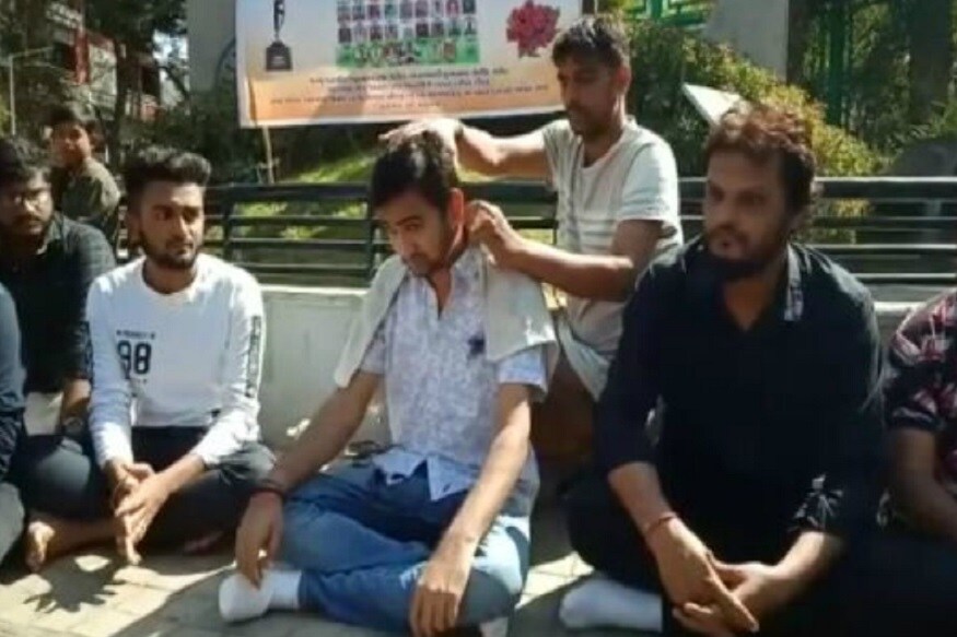 જમ્મુ કાશ્મીરના પુલવામાં આતંકવાદીઓ દ્વારા કાયરતાપૂર્વક કરવામાં આવેલ આત્મઘાતી હુમલામાં ભારતના 42 વીર જવાનોએ શહીદી વ્હોરી છે. આ ઘટનાને પગલે આખા દેશમાં રોષ ભભૂકી રહ્યો છે. ત્યારે આણંદ જિલ્લાનાં પીપળી ગામ ખાતે વીર શહીદોને શ્રદ્ધાંજલિ આપવામાં આવી હતી. ગ્રામજનો દ્વારા જાહેરમાં એક શોકસભા યોજી 44 યુવાનોએ માથે મુંડન કરાવી શ્રદ્ધાંજલિ આપી છે. જમ્મુ કાશ્મીરના પુલવામાં આતંકવાદીઓ દ્વારા કાયરતાપૂર્વક કરવામાં આવેલ આત્મઘાતી હુમલામાં ભારતના 42 વીર જવાનોએ શહીદી વ્હોરી છે. આ ઘટનાને પગલે આખા દેશમાં રોષ ભભૂકી રહ્યો છે. ત્યારે આણંદ જિલ્લાનાં પીપળી ગામ ખાતે વીર શહીદોને શ્રદ્ધાંજલિ આપવામાં આવી હતી. ગ્રામજનો દ્વારા જાહેરમાં એક શોકસભા યોજી 44 યુવાનોએ માથે મુંડન કરાવી શ્રદ્ધાંજલિ આપી છે.