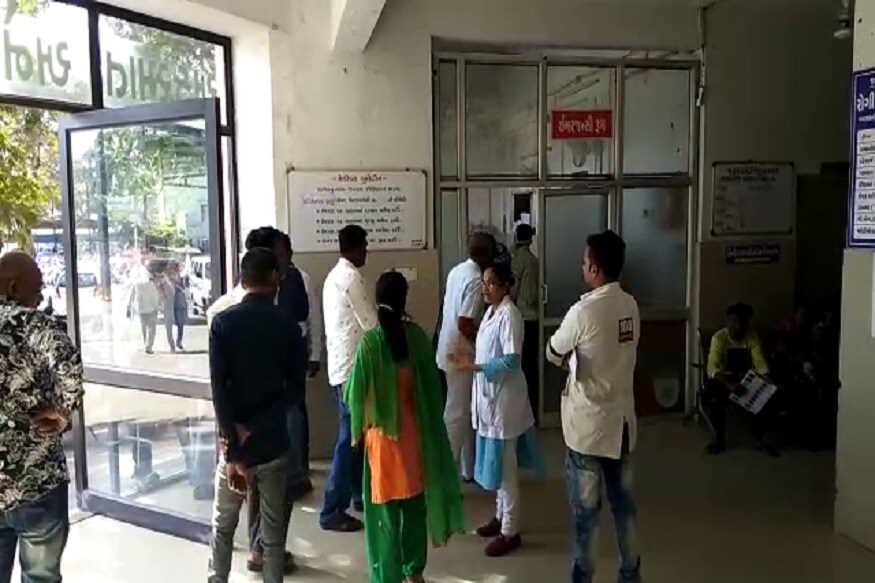 જેના પગલે પીકઅપ વાનમાં સવાર છથી વધુ લોકોને ઇજાઓ પહોંચી હતી. જેમને 108 એમ્બ્યુલન્સની મદદથી જનરલ હોસ્પિટલમાં લઇ જવાયા હતા. જેના પગલે પીકઅપ વાનમાં સવાર છથી વધુ લોકોને ઇજાઓ પહોંચી હતી. જેમને 108 એમ્બ્યુલન્સની મદદથી જનરલ હોસ્પિટલમાં લઇ જવાયા હતા.