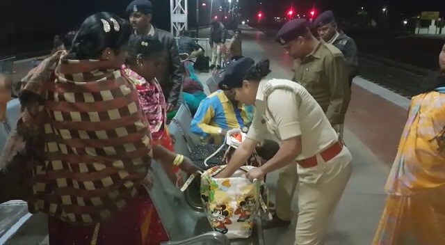 રેલવે સ્ટેશનો પર બેઠેલા લોકોની સાથે તેમની પાસે રહેલા સામાનની પણ ચકાસણી કરીને તપાસ હાથ ધરવામાં આવી છે. રેલવે સ્ટેશનો પર બેઠેલા લોકોની સાથે તેમની પાસે રહેલા સામાનની પણ ચકાસણી કરીને તપાસ હાથ ધરવામાં આવી છે.