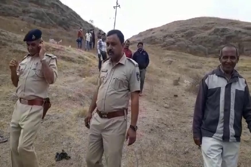 મૃતક હિરેનના પિતાનો આરોપ છે કે, જેના ઘે ફાયરિંગની ઘટના બની છે તે પરિણીત મહિલા અને તેમનો પુત્ર બારમા ધોરણમાં હતા ત્યારથી બંને વચ્ચે પ્રેમ સંબંધ હતો. એટલું જ નહીં પરિણીત મહિલાના કેહાવથી તેમના હિરેને સીઆરપીએફમાંથી નોકરી છોડી દીધી હતી. મૃતક હિરેનના પિતાનો આરોપ છે કે, જેના ઘે ફાયરિંગની ઘટના બની છે તે પરિણીત મહિલા અને તેમનો પુત્ર બારમા ધોરણમાં હતા ત્યારથી બંને વચ્ચે પ્રેમ સંબંધ હતો. એટલું જ નહીં પરિણીત મહિલાના કેહાવથી તેમના હિરેને સીઆરપીએફમાંથી નોકરી છોડી દીધી હતી.