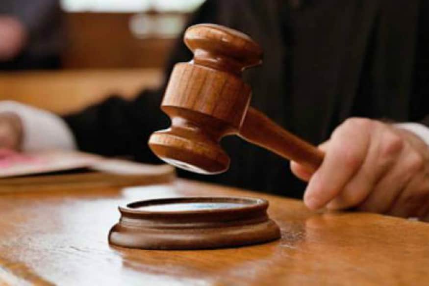 પ્રધાન ન્યાયાધીશ (CJI) જસ્ટિસ એસએ બોબડે બુધવારે એક સુનવણી દરમિયાન કહ્યું કે તે વકીલો અને જજ માટે નવો ડ્રેસ કોર્ડ જાહેર કરશે. આમાં ગાઉન કે કોટ પહેરવાની જરૂર નહીં હોય. વકીલ અને જજ બંનેએ ખાલી સફેદ શર્ટ અને બેન્ડ લગાવવું પડશે કામ કરવા માટે. પ્રધાન ન્યાયાધીશ (CJI) જસ્ટિસ એસએ બોબડે બુધવારે એક સુનવણી દરમિયાન કહ્યું કે તે વકીલો અને જજ માટે નવો ડ્રેસ કોર્ડ જાહેર કરશે. આમાં ગાઉન કે કોટ પહેરવાની જરૂર નહીં હોય. વકીલ અને જજ બંનેએ ખાલી સફેદ શર્ટ અને બેન્ડ લગાવવું પડશે કામ કરવા માટે.