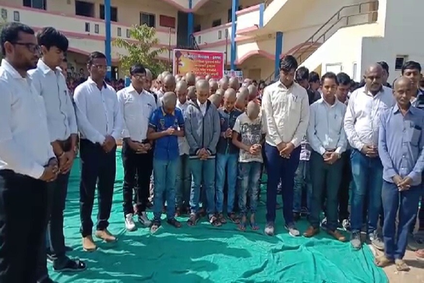 હળવદ નાલંદા વિદ્યાલયના આશરે 75 જેટલા વિદ્યાર્થીઓએ આજે મંગળવારે માથે મુંડન કરાવીને પુલવામામાં શહીદ થયેલા સીઆરપીએફના જવાનોને શ્રદ્ધાંજલિ આપી હતી. હળવદ નાલંદા વિદ્યાલયના આશરે 75 જેટલા વિદ્યાર્થીઓએ આજે મંગળવારે માથે મુંડન કરાવીને પુલવામામાં શહીદ થયેલા સીઆરપીએફના જવાનોને શ્રદ્ધાંજલિ આપી હતી.