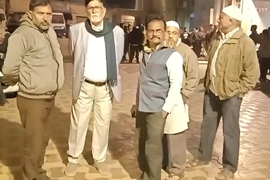 અકસ્માતમાં મોતને ભટનાર બન્ને એક જ પરિવારના હોવાનું સામે આવ્યું છે, જ્યારે ઘટનાને પગલે વાંકાનેર કુવાડવાના ધારાસભ્ય મહંમદ જાવેદ પીરઝાદા અને દીધડિયા ગામના સરપંચ સહિતના આગેવાનો હોસ્પિટલ દોડી આવ્યા હતા. અકસ્માતમાં મોતને ભટનાર બન્ને એક જ પરિવારના હોવાનું સામે આવ્યું છે, જ્યારે ઘટનાને પગલે વાંકાનેર કુવાડવાના ધારાસભ્ય મહંમદ જાવેદ પીરઝાદા અને દીધડિયા ગામના સરપંચ સહિતના આગેવાનો હોસ્પિટલ દોડી આવ્યા હતા.