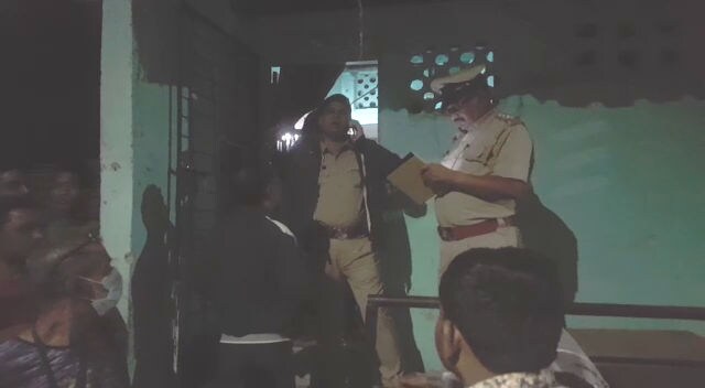 મૃતક મહિલા રામપુરા વિસ્તારમાં આવેલી લોખાત હોસ્પિટલ પાસે રહેતી હતી. રેહમત ઉર્ફે રેશમાનાં હત્યાનાં સમાચાર વાયુવેગે આખા વિસ્તારમાં ફેલાતા લોકોનાં ટોળે ટોળા આવી ગયા હતાં. મૃતક મહિલા રામપુરા વિસ્તારમાં આવેલી લોખાત હોસ્પિટલ પાસે રહેતી હતી. રેહમત ઉર્ફે રેશમાનાં હત્યાનાં સમાચાર વાયુવેગે આખા વિસ્તારમાં ફેલાતા લોકોનાં ટોળે ટોળા આવી ગયા હતાં.