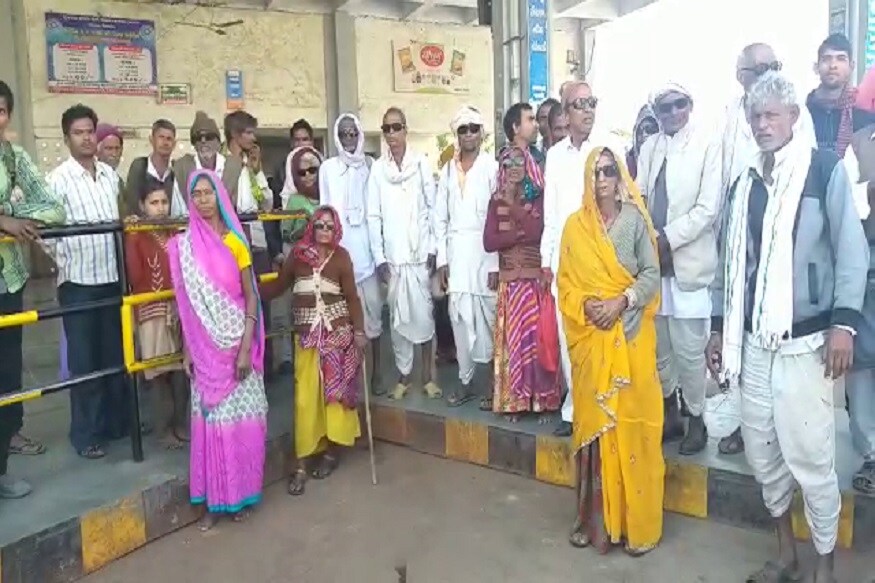 ગોધરા બસ સ્ટેન્ડ પર પરપ્રાંતીય 60થી વધારે દર્દીઓ અટવાયા છે. રાજસ્થાનના બાંસવાડાથી હાલોલના તાજપુરામાં મોતિયાનું ઓપરેશન કરાવવા આવેલા દર્દીઓ મુશ્કેલીમાં મુકાયા છે. ગોધરા બસ સ્ટેન્ડ પર પરપ્રાંતીય 60થી વધારે દર્દીઓ અટવાયા છે. રાજસ્થાનના બાંસવાડાથી હાલોલના તાજપુરામાં મોતિયાનું ઓપરેશન કરાવવા આવેલા દર્દીઓ મુશ્કેલીમાં મુકાયા છે.