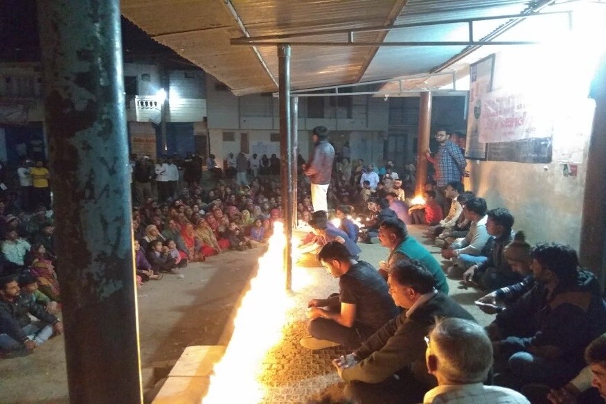 મળતી માહિતી પ્રમાણે કાશ્મીરના પુલવામામાં CRPF જવાનોના કાફલા પર થયેલા આતંકી હુમલાનો વિરોધ કરવા તેમજ હુમલામાં શહીદ થયેલા મા ભારતીના સપૂતોને શ્રદ્ધાંજલિ આપવા માટે મહેસાણા જિલ્લાના ખેરાલુ તાલુકાના છેવાડાના ગામ વિઠોડામાં ગામની રાષ્ટ્રપ્રેમી જનતા દ્વારા શ્રદ્ધાંજલિ કાર્યક્રમનું આયોજન કરવામાં આવ્યું હતું. મળતી માહિતી પ્રમાણે કાશ્મીરના પુલવામામાં CRPF જવાનોના કાફલા પર થયેલા આતંકી હુમલાનો વિરોધ કરવા તેમજ હુમલામાં શહીદ થયેલા મા ભારતીના સપૂતોને શ્રદ્ધાંજલિ આપવા માટે મહેસાણા જિલ્લાના ખેરાલુ તાલુકાના છેવાડાના ગામ વિઠોડામાં ગામની રાષ્ટ્રપ્રેમી જનતા દ્વારા શ્રદ્ધાંજલિ કાર્યક્રમનું આયોજન કરવામાં આવ્યું હતું.