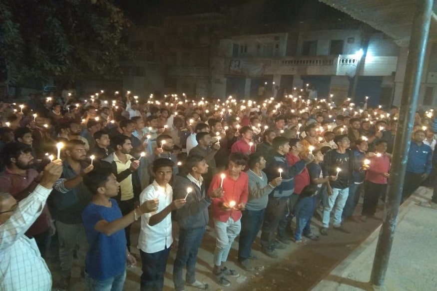 આ સમયે સમગ્ર વાતાવરણ દેશભક્તિના રંગે રંગાવાની સાથે સાથે શહીદ જવાન અમર રહો...ભારત માતા કી જય...જયહિન્દના નારાઓથી ગુંજી ઉઠ્યું હતું. આ સમયે સમગ્ર વાતાવરણ દેશભક્તિના રંગે રંગાવાની સાથે સાથે શહીદ જવાન અમર રહો...ભારત માતા કી જય...જયહિન્દના નારાઓથી ગુંજી ઉઠ્યું હતું.