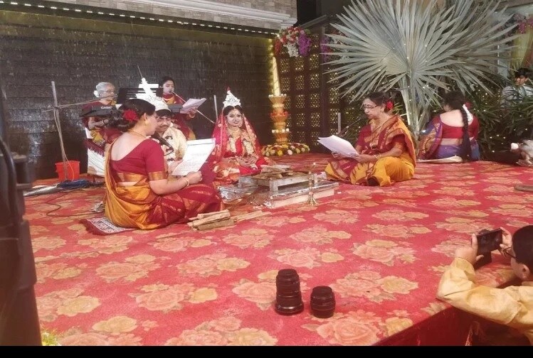 પશ્ચિમ બંગાળના કોલકાતામાં થયેલા આ લગ્ન આજકાલ સોશિયલ મીડિયા પર વાયરલ થઇ રહ્યાં છે. હકીકતમાં, પિતાએ દીકરીનું કન્યાદાન કરવાની મનાઇ કરી દીધી. પશ્ચિમ બંગાળના કોલકાતામાં થયેલા આ લગ્ન આજકાલ સોશિયલ મીડિયા પર વાયરલ થઇ રહ્યાં છે. હકીકતમાં, પિતાએ દીકરીનું કન્યાદાન કરવાની મનાઇ કરી દીધી.