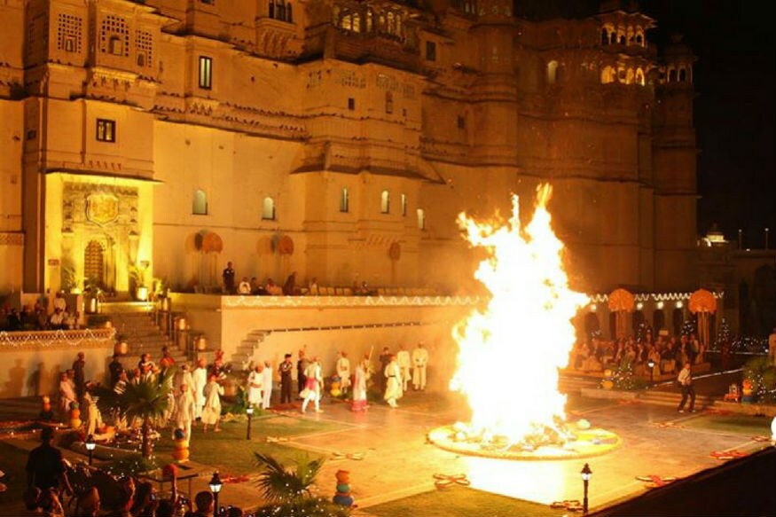 Holi 2019, Holika Dahan: હોળીનો તહેવાર બસ આવવાનો જ છે. 20 માર્ચ, બુધવારની રાત્રે હોલિકા દહન કરાશે. તેમાં લોકો પોતાની મનોકામના પૂરી કરવા માટે વિનંતી કરે છે. આ રાત્રે પૂજા-વિધિનું ઘણું મહત્વ છે. હોલિકા દહન બાદ ઘણાં લોકો તેની રાખ પોતાના ઘરે લઈ જાય છે. આ રાખથી ઘણાં દોષોનું નિવારણ કરવા ઉપયોગી છે. રાખ ઘરમાં રાખીને નેગેટિવિટી દૂર કરી શકાય છે. અને ભાગ્યને ચમકાવી શકાય છે. Holi 2019, Holika Dahan: હોળીનો તહેવાર બસ આવવાનો જ છે. 20 માર્ચ, બુધવારની રાત્રે હોલિકા દહન કરાશે. તેમાં લોકો પોતાની મનોકામના પૂરી કરવા માટે વિનંતી કરે છે. આ રાત્રે પૂજા-વિધિનું ઘણું મહત્વ છે. હોલિકા દહન બાદ ઘણાં લોકો તેની રાખ પોતાના ઘરે લઈ જાય છે. આ રાખથી ઘણાં દોષોનું નિવારણ કરવા ઉપયોગી છે. રાખ ઘરમાં રાખીને નેગેટિવિટી દૂર કરી શકાય છે. અને ભાગ્યને ચમકાવી શકાય છે.