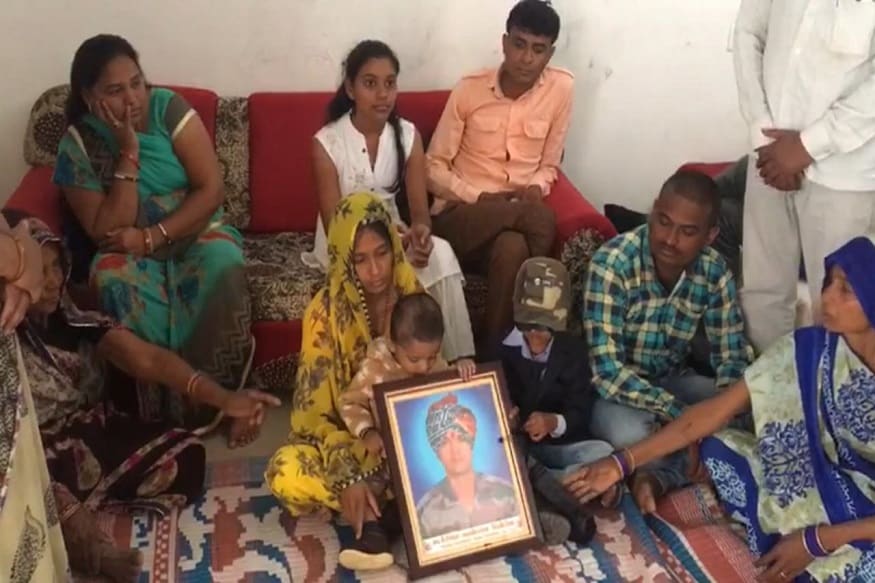 જમ્મુ-કાશ્મીરના લેહ ખાતે મેઘરજના ઝરડા ગામનો યુવક આર્મીમાં સૈનિક તરીકે ફરજ બજાવતો હતો. તે દરમિયાન હિમસ્ખલનમાં દટાઈ જતા દિલ્હી સેનાની હોસ્પિટલમાં સારવાર અર્થે ખસેડાયો હતો. જ્યાં સારવાર દરમિયાન મોત નિપજ્યું હતું. આ જવાનના મોતને દિવસો વીતવા છતાં સરકાર દ્વારા કોઈ જ દરકાર કરવામાં નહિ આવતા જવાનની પત્ની ભારતીબેન ઠાકોરેએ સરકારને ચિમકી આપી છે. તેણે ચીમકી આપતા કહ્યું છે કે જો મને સરકારની મદદ નહીં મળે તો લોકસભા ચૂંટણી લડીને સરકારનો વિરોધ કરશે. જમ્મુ-કાશ્મીરના લેહ ખાતે મેઘરજના ઝરડા ગામનો યુવક આર્મીમાં સૈનિક તરીકે ફરજ બજાવતો હતો. તે દરમિયાન હિમસ્ખલનમાં દટાઈ જતા દિલ્હી સેનાની હોસ્પિટલમાં સારવાર અર્થે ખસેડાયો હતો. જ્યાં સારવાર દરમિયાન મોત નિપજ્યું હતું. આ જવાનના મોતને દિવસો વીતવા છતાં સરકાર દ્વારા કોઈ જ દરકાર કરવામાં નહિ આવતા જવાનની પત્ની ભારતીબેન ઠાકોરેએ સરકારને ચિમકી આપી છે. તેણે ચીમકી આપતા કહ્યું છે કે જો મને સરકારની મદદ નહીં મળે તો લોકસભા ચૂંટણી લડીને સરકારનો વિરોધ કરશે.