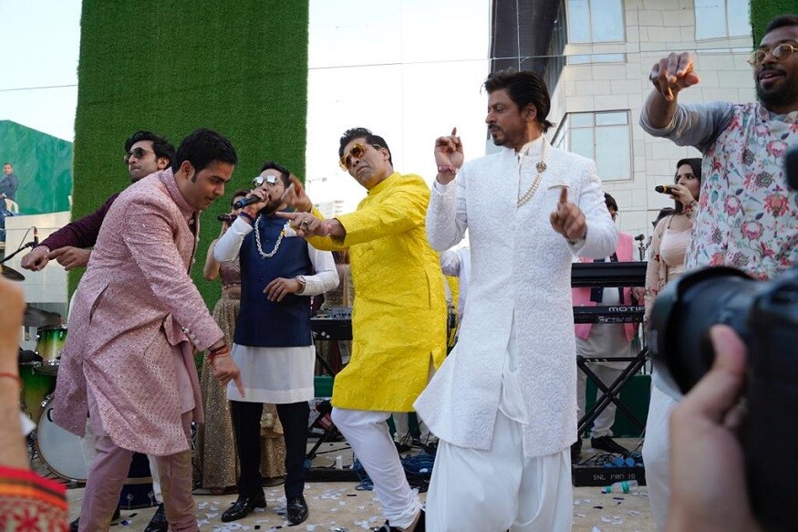 આકાશ અંબાણી અને શ્લોકા મહેતાના લગ્નમાં કરણ જોહરે કઈંક આવા ઠુમકા લગાવ્યા. જ્યારે તેમની સાથે શાહરૂખ ખાન અને રમવીર કપૂર પણ ડાંસ કરતા જોવા મળ્યા. બેકગ્રાઉન્ડમાં મિકા સિંગ લાઈવ પરફોર્મેન્સ કરતો જોવા મળ્યો હતો. આકાશ અંબાણી અને શ્લોકા મહેતાના લગ્નમાં કરણ જોહરે કઈંક આવા ઠુમકા લગાવ્યા. જ્યારે તેમની સાથે શાહરૂખ ખાન અને રમવીર કપૂર પણ ડાંસ કરતા જોવા મળ્યા. બેકગ્રાઉન્ડમાં મિકા સિંગ લાઈવ પરફોર્મેન્સ કરતો જોવા મળ્યો હતો.