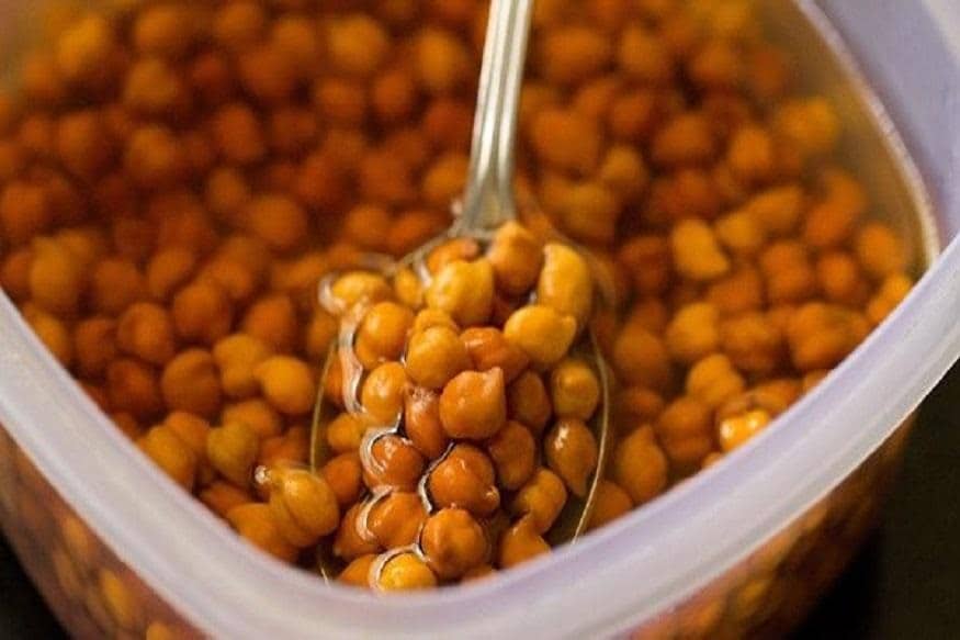 ચણા પણ કારગર નુસખો - આમ પણ ચણા એક ઔષધી સમાન જ છે. તેના કેટલાએ ગુણ આપણે જાણીએ છીએ. પરંતુ લગભગ ઓછા લોકો જાણતા હશે કે, ચણા ભાંગનો નશો ઉતારવાના મામલામાં પણ કારગર સાબિત થાય છે. જ્યારે ભાંગનો નસો તમારા પર હાવી થઈ જાય તો પલાળેલા ચણા અને સંતરાનું સેવન કરી લો. આ ભાંગનો નશો ઓછો કરવામાં તમારી મદદ કરશે. ચણા પણ કારગર નુસખો - આમ પણ ચણા એક ઔષધી સમાન જ છે. તેના કેટલાએ ગુણ આપણે જાણીએ છીએ. પરંતુ લગભગ ઓછા લોકો જાણતા હશે કે, ચણા ભાંગનો નશો ઉતારવાના મામલામાં પણ કારગર સાબિત થાય છે. જ્યારે ભાંગનો નસો તમારા પર હાવી થઈ જાય તો પલાળેલા ચણા અને સંતરાનું સેવન કરી લો. આ ભાંગનો નશો ઓછો કરવામાં તમારી મદદ કરશે.