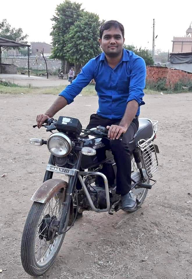 પોલીસનાં જણાવ્યાં પ્રમાણે તેનું સ્પ્લેન્ડર બાઇક, પર્સ અને આઇકાર્ડ 20 ફુટ દુર મળી આવ્યા હતા પરંતુ તેનો મોબાઇલ મળ્યો નથી. છેલ્લે તેણે શુક્રવારે સાંજે તેના ભાઇને કોલ કર્યો હતો. આ ઉપરાંત તેણે 10 હજાર આસપાસનું આરટીજીએસ કોઇને કરાવ્યું હતુ. પીએમના પ્રાથમિક રિપોર્ટમાં સળગી જવાથી મોત થયાનું ખુલ્યું હતું. તો જોવાનું એ રહ્યું કે પોલીસ આ અંગે ગંભીરતાથી ક્યારે તપાસ કરશે અને ક્યારે તેના હત્યારાઓ સુધી પહોંચશે? પોલીસનાં જણાવ્યાં પ્રમાણે તેનું સ્પ્લેન્ડર બાઇક, પર્સ અને આઇકાર્ડ 20 ફુટ દુર મળી આવ્યા હતા પરંતુ તેનો મોબાઇલ મળ્યો નથી. છેલ્લે તેણે શુક્રવારે સાંજે તેના ભાઇને કોલ કર્યો હતો. આ ઉપરાંત તેણે 10 હજાર આસપાસનું આરટીજીએસ કોઇને કરાવ્યું હતુ. પીએમના પ્રાથમિક રિપોર્ટમાં સળગી જવાથી મોત થયાનું ખુલ્યું હતું. તો જોવાનું એ રહ્યું કે પોલીસ આ અંગે ગંભીરતાથી ક્યારે તપાસ કરશે અને ક્યારે તેના હત્યારાઓ સુધી પહોંચશે?