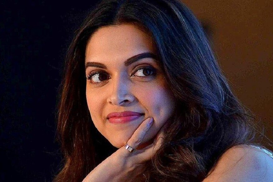 દીપિકા પાદુકોણ (Deepika Padukone) અને રણવીર સિંહ (Ranveer Singh)ની જોડી રિયલ લાઇફ અને રીલ લાઇફ બંનેમાં ખૂબ જ પસંદ કરવામાં આવી રહી છે. વળી આ બંને લગ્ન પહેલા બાજીરાવ મસ્તાની, પદ્માવત, ગોલિયો કી રાસલીલા રામ-લીલા જેવી અનેક હિટ ફિલ્મો આપી છે. જેમાં લોકોએ તેમને રીલ લાઇફ કેમેસ્ટ્રી ખૂબ જ પસંદ કરી છે. વળી ફિલ્મોમાં આ બંનેના રોમાન્સને પણ લોકોએ ખૂબ જ પસંદ કર્યું છે. પણ હવે તેમના ફેન્સ માટે ખરાબ સમાચાર છે. દીપિકા પાદુકોણ (Deepika Padukone) અને રણવીર સિંહ (Ranveer Singh)ની જોડી રિયલ લાઇફ અને રીલ લાઇફ બંનેમાં ખૂબ જ પસંદ કરવામાં આવી રહી છે. વળી આ બંને લગ્ન પહેલા બાજીરાવ મસ્તાની, પદ્માવત, ગોલિયો કી રાસલીલા રામ-લીલા જેવી અનેક હિટ ફિલ્મો આપી છે. જેમાં લોકોએ તેમને રીલ લાઇફ કેમેસ્ટ્રી ખૂબ જ પસંદ કરી છે. વળી ફિલ્મોમાં આ બંનેના રોમાન્સને પણ લોકોએ ખૂબ જ પસંદ કર્યું છે. પણ હવે તેમના ફેન્સ માટે ખરાબ સમાચાર છે.