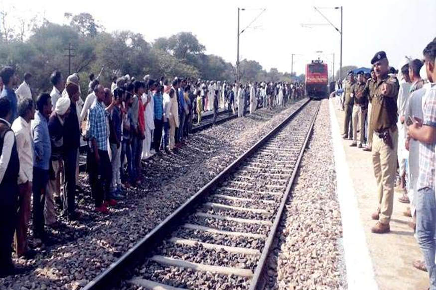 ગાડી બુલા રહી હૈ, સીટી બજા રહી હૈ... આ ગીત પાણીપતના ગાંવ બડૌદા ગામના લોકો માટે તે સમયે સાર્થક થયું જ્યારે કુરુક્ષેત્રથી જીંદ જતી પેસેન્જર ટ્રેન પહેલીવાર અહીં બનેલા હોલ્ટ પર રોકાઈ. ગામને હોલ્ટ મળે તે માટે ગાના બડોદાના રહેવાસીઓ છેલ્લા 40 વર્ષથી સંઘર્ષ કરી રહ્યા હતા. તેમને પણ એવી ઈચ્છા હતી કે તેમના ગામે ટ્રેન ઊભી રહે અને પેસેન્જર્સને સતેજ કરવા સીટી બગાડે. અંતે તેમની આ ઈચ્છા પૂરી થઈ છે. પહેલા હોલ્ટ ન હોવાના કારણે ન તો અહીં કોઈ ગુડ્સ ટ્રેન રોકાતી હતી અને ન તો કોઈ પેસેન્જર ટ્રેન. ગાડી બુલા રહી હૈ, સીટી બજા રહી હૈ... આ ગીત પાણીપતના ગાંવ બડૌદા ગામના લોકો માટે તે સમયે સાર્થક થયું જ્યારે કુરુક્ષેત્રથી જીંદ જતી પેસેન્જર ટ્રેન પહેલીવાર અહીં બનેલા હોલ્ટ પર રોકાઈ. ગામને હોલ્ટ મળે તે માટે ગાના બડોદાના રહેવાસીઓ છેલ્લા 40 વર્ષથી સંઘર્ષ કરી રહ્યા હતા. તેમને પણ એવી ઈચ્છા હતી કે તેમના ગામે ટ્રેન ઊભી રહે અને પેસેન્જર્સને સતેજ કરવા સીટી બગાડે. અંતે તેમની આ ઈચ્છા પૂરી થઈ છે. પહેલા હોલ્ટ ન હોવાના કારણે ન તો અહીં કોઈ ગુડ્સ ટ્રેન રોકાતી હતી અને ન તો કોઈ પેસેન્જર ટ્રેન.