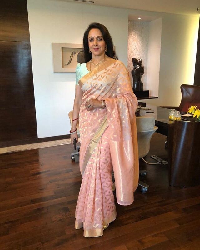 હેમા માલિનીનાં પતિ એટલે કે ધરમેન્દ્રની સંપત્તિ 1 અરબ 25 કરોડ 54 લાખ 12 હજાર 941 રૂપિયા છે. આ પ્રકારે હેમા માલિની અને ધરમેન્દ્રની કુલ સપ્તિ 250 કરોડ રૂપિયાથી વધુ છે. હેમા માલિનીનાં પતિ એટલે કે ધરમેન્દ્રની સંપત્તિ 1 અરબ 25 કરોડ 54 લાખ 12 હજાર 941 રૂપિયા છે. આ પ્રકારે હેમા માલિની અને ધરમેન્દ્રની કુલ સપ્તિ 250 કરોડ રૂપિયાથી વધુ છે.