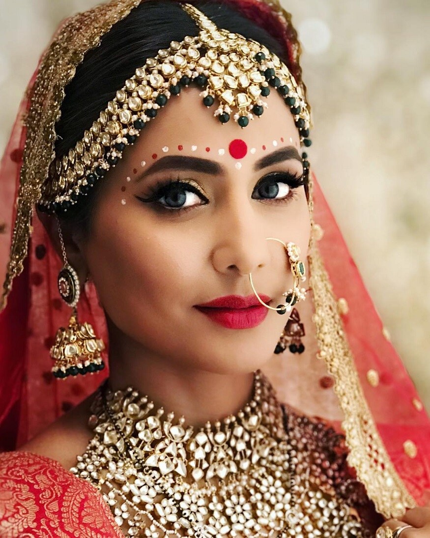 હિનાએ થોડા દિવસ પહેલાં જ 'કસોટી..'નાં તેનાં બ્રાઇડિયલ લૂકની તસવીરો તેનાં ઇન્સ્ટાગ્રામ પેજ પર શેર કરી હતી. હિનાએ થોડા દિવસ પહેલાં જ 'કસોટી..'નાં તેનાં બ્રાઇડિયલ લૂકની તસવીરો તેનાં ઇન્સ્ટાગ્રામ પેજ પર શેર કરી હતી.