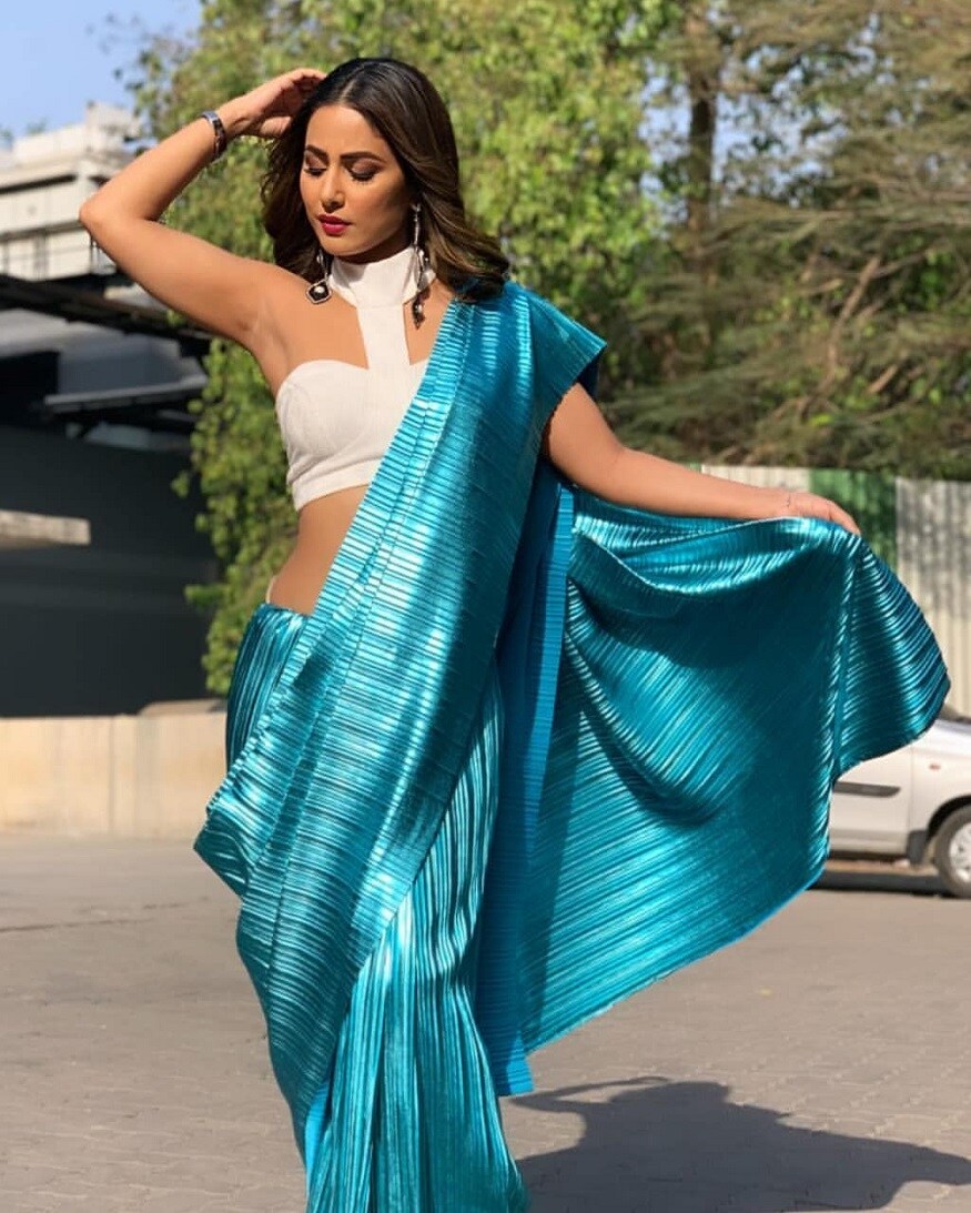 હિના ખાન તેની આ તસવીરોમાં ખુબજ બોલ્ડ લાગી રહી છે. કોમોલિકાની આ તસવીરોને અત્યાર સુધીમાં 3 લાખથી વધુ લાઇક્સ મળી ચુક્યા છે. હિના ખાન તેની આ તસવીરોમાં ખુબજ બોલ્ડ લાગી રહી છે. કોમોલિકાની આ તસવીરોને અત્યાર સુધીમાં 3 લાખથી વધુ લાઇક્સ મળી ચુક્યા છે.