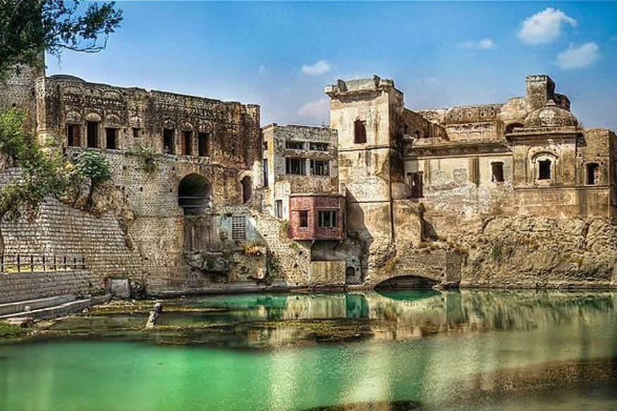 ગૌરી મંદિર સિંધ પ્રાંતના થારપારકર જિલ્લામાં આવેલું છે. પાકિસ્તાનના આ જિલ્લામાં હિન્દુઓની સંખ્યા ઘણી વધુ છે અને તેમાં મોટાભાગના આદિવાસી છે. પાકિસ્તાનમાં તેમને થારી હિન્દુ કહેવામાં આવે છે. ગૌરી મંદિર સિંધ પ્રાંતના થારપારકર જિલ્લામાં આવેલું છે. પાકિસ્તાનના આ જિલ્લામાં હિન્દુઓની સંખ્યા ઘણી વધુ છે અને તેમાં મોટાભાગના આદિવાસી છે. પાકિસ્તાનમાં તેમને થારી હિન્દુ કહેવામાં આવે છે.