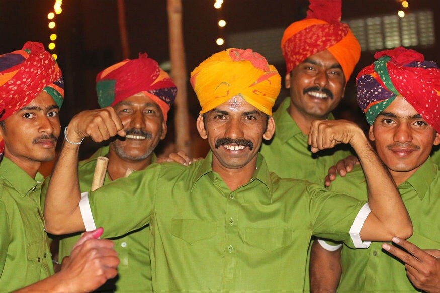 પાકિસ્તાનમાં લગભગ બે ટકા આબાદી અલ્પસંખ્યકોની છે. જેમાં હિન્દુઓની સંખ્યા સૌથી વધારે સિંઘ પ્રાંતમાં છે. પાકિસ્તાનમાં રહેતા હિન્દુઓએ કેટલીએ વખત આ મુદ્દે ફરિયાદ કરી કે અહીં પહેલા હોળી તો મનાવવામાં આવતી હતી, પરંતુ સરકારી રજા ન હોવાના કારણે મજા બગડી જતી હતી. લાંબા સમય સુધી આ માંગ બાદ વર્ષ 2016થી પાકિસ્તાનના સરકારી રજાના કેલેન્ડરમાં હોળીને જગ્યા મળી, પરંતુ માત્ર સિંઘ વિસ્તારમાં. પાકિસ્તાનમાં લગભગ બે ટકા આબાદી અલ્પસંખ્યકોની છે. જેમાં હિન્દુઓની સંખ્યા સૌથી વધારે સિંઘ પ્રાંતમાં છે. પાકિસ્તાનમાં રહેતા હિન્દુઓએ કેટલીએ વખત આ મુદ્દે ફરિયાદ કરી કે અહીં પહેલા હોળી તો મનાવવામાં આવતી હતી, પરંતુ સરકારી રજા ન હોવાના કારણે મજા બગડી જતી હતી. લાંબા સમય સુધી આ માંગ બાદ વર્ષ 2016થી પાકિસ્તાનના સરકારી રજાના કેલેન્ડરમાં હોળીને જગ્યા મળી, પરંતુ માત્ર સિંઘ વિસ્તારમાં.