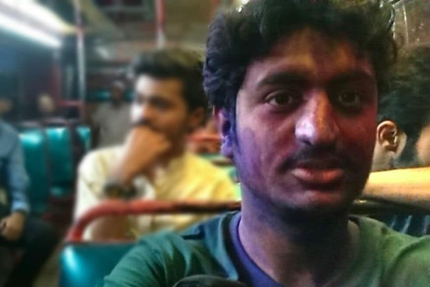 એટલું નહી, એક પાકિસ્તાની મુસ્લીમ યુવકે પોતાના ફેસબુક એકાઉન્ટ પર હોળીથી પોતાના પ્રેમ વિશે ખુલીને લખ્યું હતું. વાઝિદ ખાન નામના એક વ્યક્તિએ પોતાના ફેસબુક પર લખ્યુ હતું કે, હું હમણાં જ હોળી મનાવી આવ્યો છુ. હું જાણી જોઈને એક સાર્વજનિક બસમાં મુસાફરી કરી રહ્યો છું. હું દેખવા અને દેખાડવા માંગુ છું કે, મે હોળી રમી છે, અને તેના પર લોકોની શું પ્રતિક્રિયા છે. હું હાલમાં પુરી રીતે રંગોમાં ડુબેલો છુ. એટલું નહી, એક પાકિસ્તાની મુસ્લીમ યુવકે પોતાના ફેસબુક એકાઉન્ટ પર હોળીથી પોતાના પ્રેમ વિશે ખુલીને લખ્યું હતું. વાઝિદ ખાન નામના એક વ્યક્તિએ પોતાના ફેસબુક પર લખ્યુ હતું કે, હું હમણાં જ હોળી મનાવી આવ્યો છુ. હું જાણી જોઈને એક સાર્વજનિક બસમાં મુસાફરી કરી રહ્યો છું. હું દેખવા અને દેખાડવા માંગુ છું કે, મે હોળી રમી છે, અને તેના પર લોકોની શું પ્રતિક્રિયા છે. હું હાલમાં પુરી રીતે રંગોમાં ડુબેલો છુ.