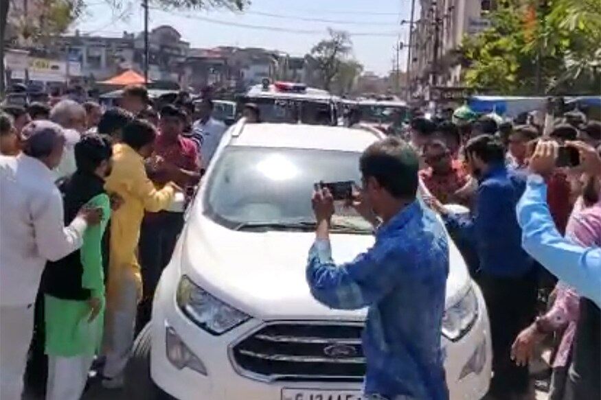 મળતી માહિતી પ્રમાણે ગુરુવારે સવારે ભાજપના સેનેટ સભ્ય તેમજ ઈસી મેમ્બર કોંગ્રેસ એમએલએની ઓફિસમાં ઘૂસી આવ્યા હતા. અહીં હાજર કોંગ્રેસના કાર્યકરો અને તેમની વચ્ચે છૂટા હાથની મારામારી થઈ હતી. મળતી માહિતી પ્રમાણે ગુરુવારે સવારે ભાજપના સેનેટ સભ્ય તેમજ ઈસી મેમ્બર કોંગ્રેસ એમએલએની ઓફિસમાં ઘૂસી આવ્યા હતા. અહીં હાજર કોંગ્રેસના કાર્યકરો અને તેમની વચ્ચે છૂટા હાથની મારામારી થઈ હતી.