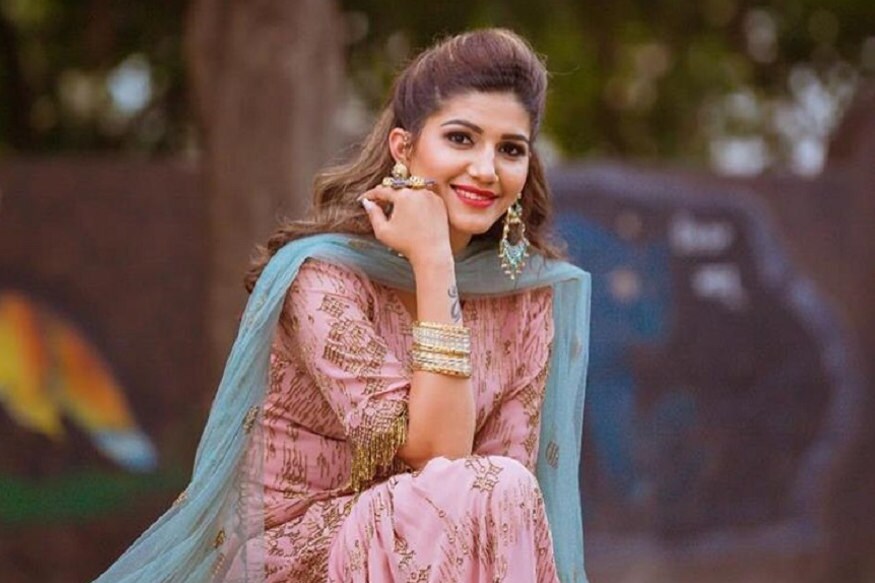 હરિયાણવી ડાન્સર (Haryanvi Dancer) થી રિયાલિટી શો સ્ટાર અને ફિલ્મોમાં પણ પોતાના નસીબ અજમાવી ચૂકેલી સેલેબ્રિટી સપના ચૌધરી (Sapana Choudhary) હાલ તેની પર્સનલ લાઇફને લઇને ચર્ચામાં છે. અનેક મીડિયા રિપોર્ટ તેવો દાવો કરી રહ્યા છે કે અનેક દિલોની ધડકન સપના ચૌધરીએ ગુપચુપ સગાઇ કરી લીધી છે. અને હવે ટૂંક સમયમાં જ તે લગ્ન પણ કરવાની છે. હરિયાણવી ડાન્સર (Haryanvi Dancer) થી રિયાલિટી શો સ્ટાર અને ફિલ્મોમાં પણ પોતાના નસીબ અજમાવી ચૂકેલી સેલેબ્રિટી સપના ચૌધરી (Sapana Choudhary) હાલ તેની પર્સનલ લાઇફને લઇને ચર્ચામાં છે. અનેક મીડિયા રિપોર્ટ તેવો દાવો કરી રહ્યા છે કે અનેક દિલોની ધડકન સપના ચૌધરીએ ગુપચુપ સગાઇ કરી લીધી છે. અને હવે ટૂંક સમયમાં જ તે લગ્ન પણ કરવાની છે.