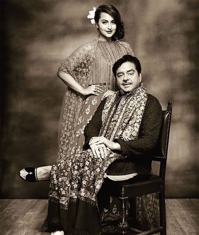 સમાચાર એજન્સી ANI સાથે સોનાક્ષીએ વાત કરી હતી જેમાં તેણે કહ્યું કે, 'મને લાગે છે કે તેમને આ નિર્ણય થોડા સમય પહેલા જ લઇ લેવાની જરૂર હતી. તેમને તે સમ્માન મળતુ ન હતું જેનાં તે હકદાર હતાં.' સમાચાર એજન્સી ANI સાથે સોનાક્ષીએ વાત કરી હતી જેમાં તેણે કહ્યું કે, 'મને લાગે છે કે તેમને આ નિર્ણય થોડા સમય પહેલા જ લઇ લેવાની જરૂર હતી. તેમને તે સમ્માન મળતુ ન હતું જેનાં તે હકદાર હતાં.'