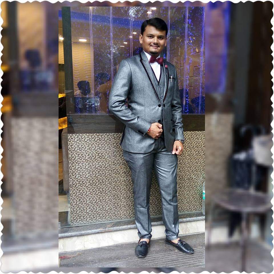 મળતી માહિતી પ્રમાણે રજની મૂળ જુનાગઢના વિસાવદર તાબેના સરસાઇ ગામનો છે. તેણે સુરતમાં થોડા સમય પહેલા પેલેડીયમ મોલ ખાતે ઓફિસ ભાડે રાખી તેમાં ગોલ્ડ તથા વિદેશી કરન્સીનો ધંધો ચાલુ કર્યો હતો. અલગ-અલગ વ્યકિતઓ પાસેથી પૈસા લઇ તેઓને ચેક તથા પ્રોમીશરી નોટ આપી પૈસા પોતાની પત્નિ અને માતાના ખાતામાં ટ્રાન્સફર કરાવી લીધા હતાં. મળતી માહિતી પ્રમાણે રજની મૂળ જુનાગઢના વિસાવદર તાબેના સરસાઇ ગામનો છે. તેણે સુરતમાં થોડા સમય પહેલા પેલેડીયમ મોલ ખાતે ઓફિસ ભાડે રાખી તેમાં ગોલ્ડ તથા વિદેશી કરન્સીનો ધંધો ચાલુ કર્યો હતો. અલગ-અલગ વ્યકિતઓ પાસેથી પૈસા લઇ તેઓને ચેક તથા પ્રોમીશરી નોટ આપી પૈસા પોતાની પત્નિ અને માતાના ખાતામાં ટ્રાન્સફર કરાવી લીધા હતાં.