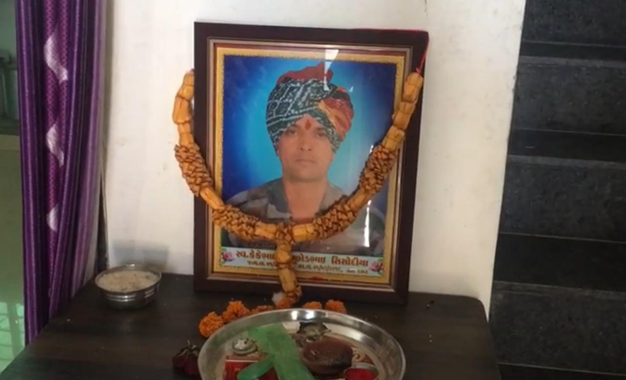 ખુશાલસિંહ ઠાકોરને બે નાના પુત્રો છે જેમાં ત્રણ વર્ષનો હરેન્દ્ર અને એક વર્ષનો રુદ્ર છે. ત્યારે આજે આ જવાન મોતને ભેટે દિવસો વીતવા છતાં સરકાર દ્વારા આ જવાનના પરિવારની કોઈજ મુલાકાત કરાઈ નથી જેથી આ જવાનની પત્નીએ આ માટે સરકાર સામે રોષ વ્યકત કર્યો છે. તેણે તેના બે પુત્રોને પણ દેશની રક્ષા માટે મોકલવાની તૈયારી બતાવી છે પણ આ બાળકો હજી નાના છે ત્યારે તેમના ભણવા અને ગણવા પાછળ થતો ખર્ચ તે ક્યાંથી લાવશે હાલ તેની તેને ચિંતા છે. ખુશાલસિંહ ઠાકોરને બે નાના પુત્રો છે જેમાં ત્રણ વર્ષનો હરેન્દ્ર અને એક વર્ષનો રુદ્ર છે. ત્યારે આજે આ જવાન મોતને ભેટે દિવસો વીતવા છતાં સરકાર દ્વારા આ જવાનના પરિવારની કોઈજ મુલાકાત કરાઈ નથી જેથી આ જવાનની પત્નીએ આ માટે સરકાર સામે રોષ વ્યકત કર્યો છે. તેણે તેના બે પુત્રોને પણ દેશની રક્ષા માટે મોકલવાની તૈયારી બતાવી છે પણ આ બાળકો હજી નાના છે ત્યારે તેમના ભણવા અને ગણવા પાછળ થતો ખર્ચ તે ક્યાંથી લાવશે હાલ તેની તેને ચિંતા છે.
