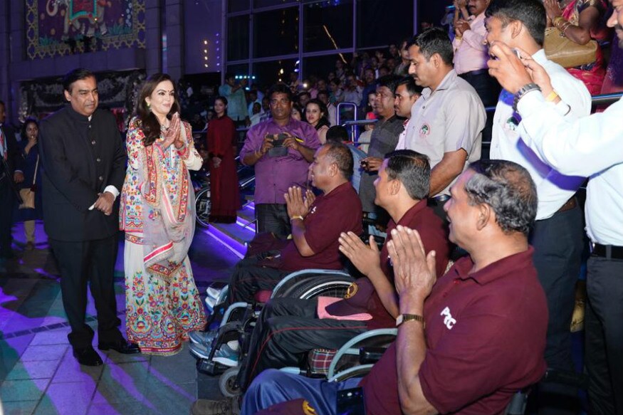 લગભગ ૨૦૦૦ જેટલા નબળા વર્ગના બાળકોના ભોજન સમારોહ સાથે મુંબઈકરને અર્પણ કરવામાં આવેલા ધીરુભાઈ અંબાણી સ્ક્વેર ખાતે ભારતના સશસ્ત્ર દળ અને પોલીસ સહિતના ૭૦૦૦ જેટલા જવાનો માટે એક ખાસ મ્યુઝિકલ ફાઉન્ટેન શોનું આયોજન કરવામાં આવ્યું હતું. ધીરુભાઇ અંબાણી સ્કવેર ખાતે પથમ વખત જ યોજાયેલા આ શો થકી નવદંપતી આકાશ અને શ્લોકા જવાનોના આશીર્વાદ મેળવ્યા હતા. લગભગ ૨૦૦૦ જેટલા નબળા વર્ગના બાળકોના ભોજન સમારોહ સાથે મુંબઈકરને અર્પણ કરવામાં આવેલા ધીરુભાઈ અંબાણી સ્ક્વેર ખાતે ભારતના સશસ્ત્ર દળ અને પોલીસ સહિતના ૭૦૦૦ જેટલા જવાનો માટે એક ખાસ મ્યુઝિકલ ફાઉન્ટેન શોનું આયોજન કરવામાં આવ્યું હતું. ધીરુભાઇ અંબાણી સ્કવેર ખાતે પથમ વખત જ યોજાયેલા આ શો થકી નવદંપતી આકાશ અને શ્લોકા જવાનોના આશીર્વાદ મેળવ્યા હતા.