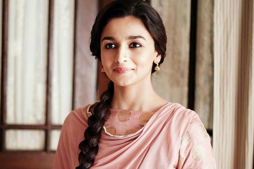 કારણ કે આલિયાએ જ્યારથી તેનાં કરિઅરની શરૂઆત કરી છે ત્યારથી તેઓ તેની સાથે છે. આલિયાએ 2012માં ઇન્ડસ્ટ્રીમાં એન્ટ્રી કરી. ત્યારથી તેની સાથે જે બે વ્યક્તિ છે તેમને આલિયા તેનાં પરિવારનો જ એક ભાગ માને છે. અને આ બંને વ્યક્તિ તેનાં ડ્રાઇવર અને હેલ્પર છે. કારણ કે આલિયાએ જ્યારથી તેનાં કરિઅરની શરૂઆત કરી છે ત્યારથી તેઓ તેની સાથે છે. આલિયાએ 2012માં ઇન્ડસ્ટ્રીમાં એન્ટ્રી કરી. ત્યારથી તેની સાથે જે બે વ્યક્તિ છે તેમને આલિયા તેનાં પરિવારનો જ એક ભાગ માને છે. અને આ બંને વ્યક્તિ તેનાં ડ્રાઇવર અને હેલ્પર છે.