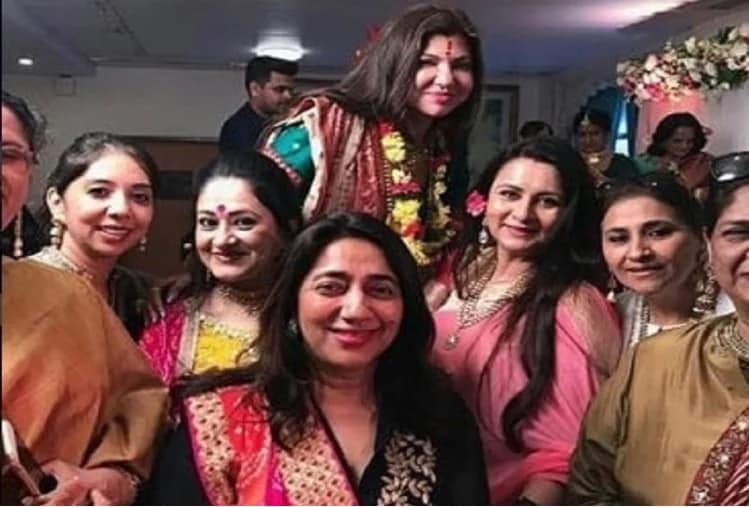 અલ્કા યાજ્ઞિક છેલ્લાં કેટલાંક વર્ષોથી ગીત ગાતી નથી. તેનું કારણ, તે માને છે કે આજના સંગીતમાં ફેરફાર થયા છે. બોલિવૂડના ગીતોમાં એટલો ફેરફાર થયો છે કે કુમાર શનુ, ઉદિત નારાયણ અને અલ્કા યાજ્ઞિક જેવા ગાયકોએ કામ કરવાનું બંધ કર્યું છે. અલ્કા માને છે કે બોલિવૂડમાં ગીતોની મધુરતા ખોવાઈ ગઇ છે અને તેની જગ્યાએ ફૂહડતાએ લીધી છે. અલ્કા યાજ્ઞિક છેલ્લાં કેટલાંક વર્ષોથી ગીત ગાતી નથી. તેનું કારણ, તે માને છે કે આજના સંગીતમાં ફેરફાર થયા છે. બોલિવૂડના ગીતોમાં એટલો ફેરફાર થયો છે કે કુમાર શનુ, ઉદિત નારાયણ અને અલ્કા યાજ્ઞિક જેવા ગાયકોએ કામ કરવાનું બંધ કર્યું છે. અલ્કા માને છે કે બોલિવૂડમાં ગીતોની મધુરતા ખોવાઈ ગઇ છે અને તેની જગ્યાએ ફૂહડતાએ લીધી છે.