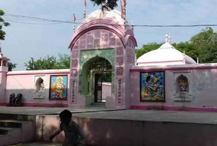 આ 900 વર્ષીનું મંદિર લખનૌથી 170 કિલોમીટર દૂર પ્રતાપગઢના ગોણ ગામમાં આવેલું છે. આ મંદિરનું નામ અષ્ટભુજા ધામ મંદિર છે, એવું કહેવાય છે કે મુગલોના માથા શાસક ઔરંગઝેબ દ્વારા કાપી નાખવામાં આવ્યા હતા. ત્યારથી, આ મૂર્તિઓ આજે સમાન છે. આ 900 વર્ષીનું મંદિર લખનૌથી 170 કિલોમીટર દૂર પ્રતાપગઢના ગોણ ગામમાં આવેલું છે. આ મંદિરનું નામ અષ્ટભુજા ધામ મંદિર છે, એવું કહેવાય છે કે મુગલોના માથા શાસક ઔરંગઝેબ દ્વારા કાપી નાખવામાં આવ્યા હતા. ત્યારથી, આ મૂર્તિઓ આજે સમાન છે.